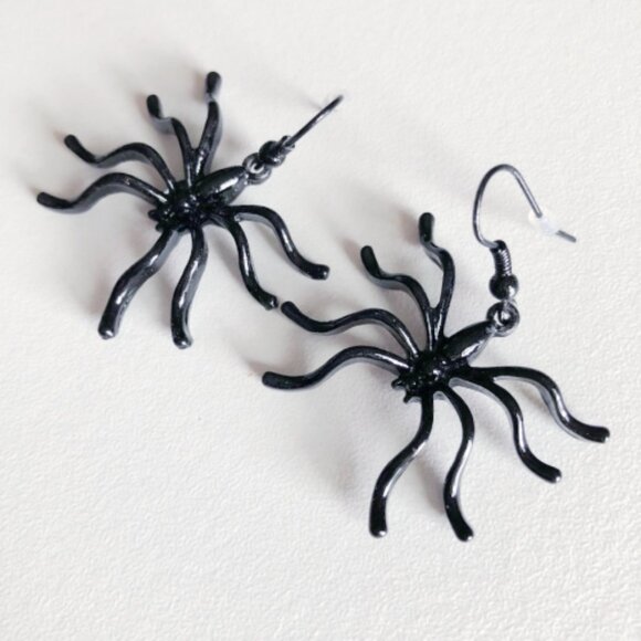 Black Spider Dangle Earrings - Picture 4 of 5
